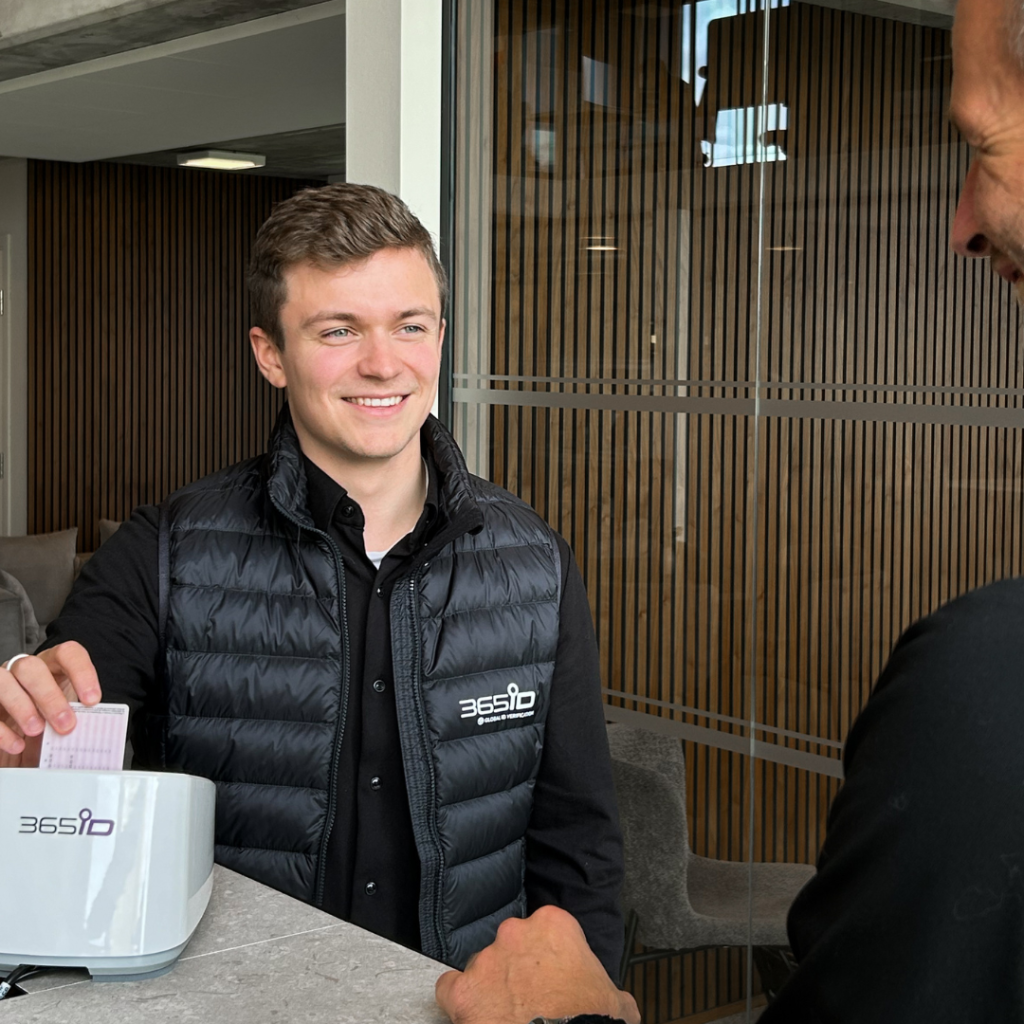 joel skannar körkort i 365id skanner